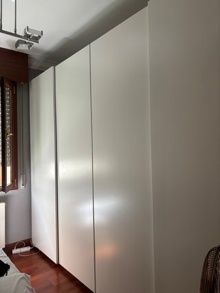 Armario blanco de madera