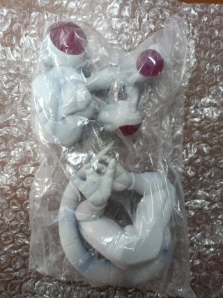 Figura Frieza sentado
