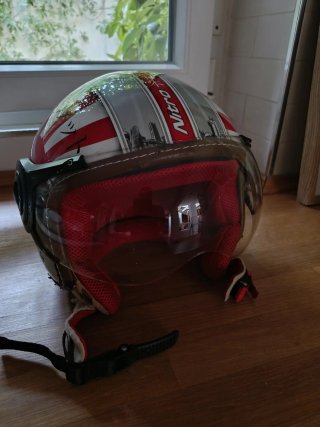 Casco Nitro Jet Talla M. Tiene la piel marrón prec