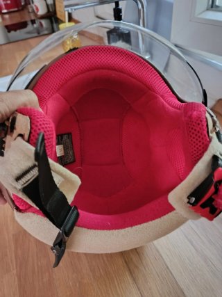 Casco Nitro Jet Talla M. Tiene la piel marrón prec