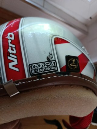 Casco Nitro Jet Talla M. Tiene la piel marrón prec
