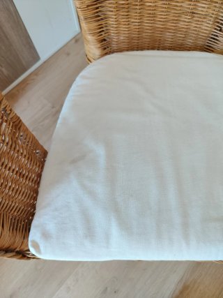 Silla de ratán + cojín, tiene alguna ligera mancha