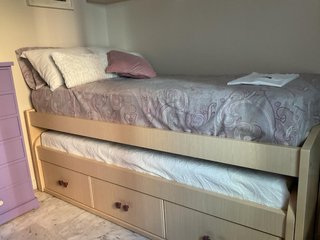 Cama y estanterías de habitación completa.