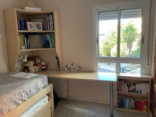 Cama y estanterías de habitación completa.