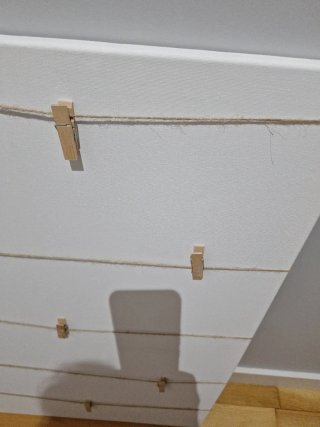 Tablón de madera con cuerdas