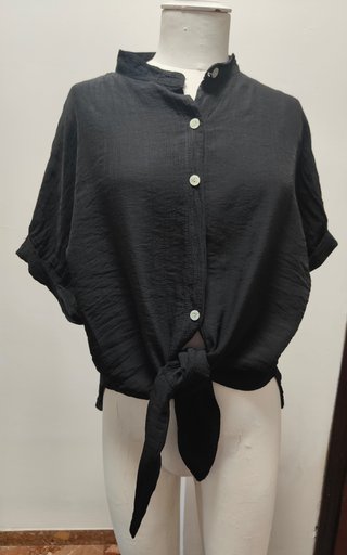 Camicia nera con nodo frontale