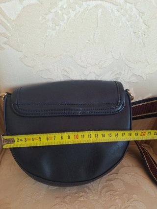 Bolso Tommy Hilfiger azul marino.