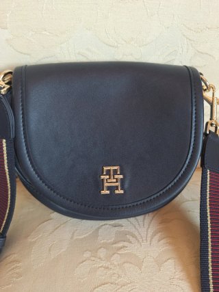 Bolso Tommy Hilfiger azul marino.