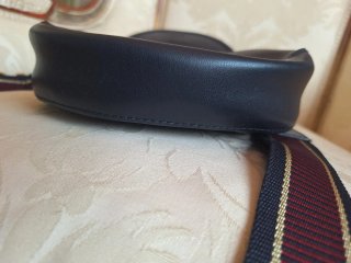 Bolso Tommy Hilfiger azul marino.