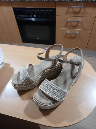 Sandalias cuña beige y multicolor talla 39