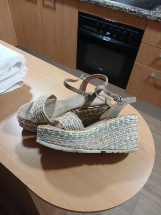 Sandalias cuña beige y multicolor talla 39
