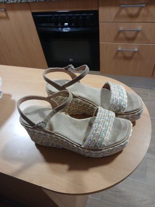 Sandalias cuña beige y multicolor talla 39
