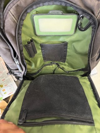 Mochila Targus Negra y Verde con Bolsillos