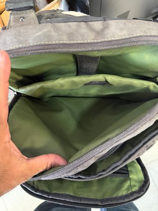 Mochila Targus Negra y Verde con Bolsillos