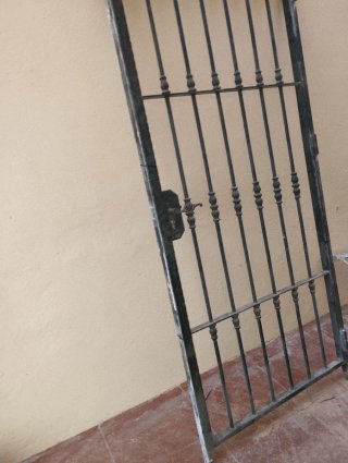 Puerta de hierro forjado con pomo