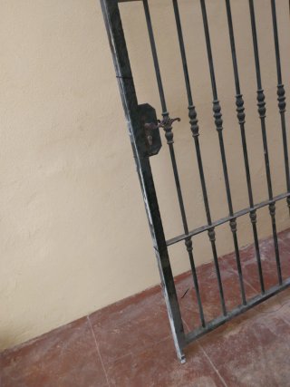 Puerta de hierro forjado con pomo