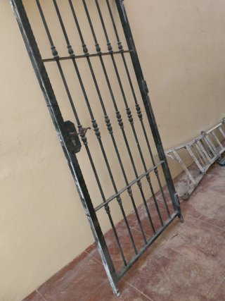 Puerta de hierro forjado con pomo