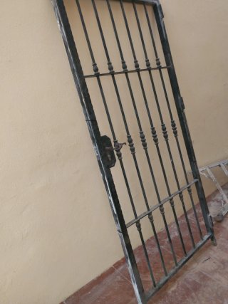 Puerta de hierro forjado con pomo