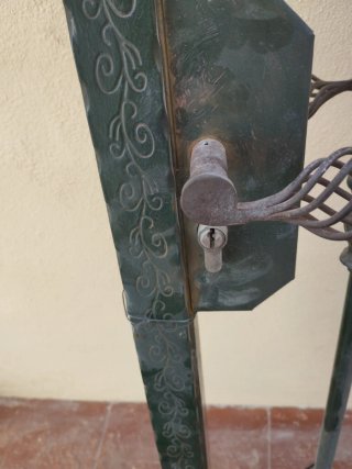 Puerta de hierro forjado con pomo