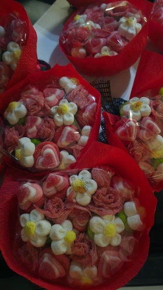 Ramo de flores de chuches.Precio por unidad 10€.