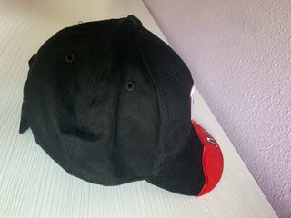 Gorra negra y roja con letra M