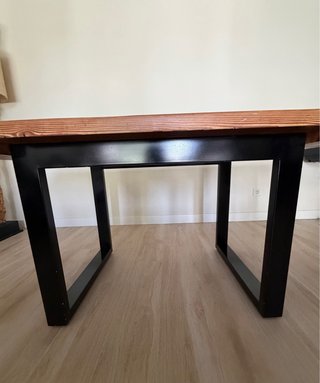 Mesa de comedor de madera y metal