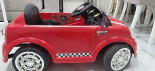 Coche eléctrico infantil rojo