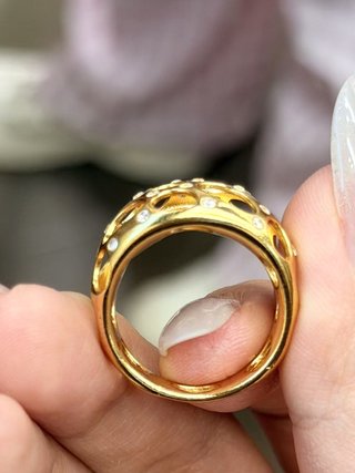 Anillo Ancho Dorado Calado con Strass