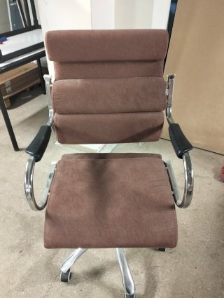 Silla de oficina con ruedas marrón