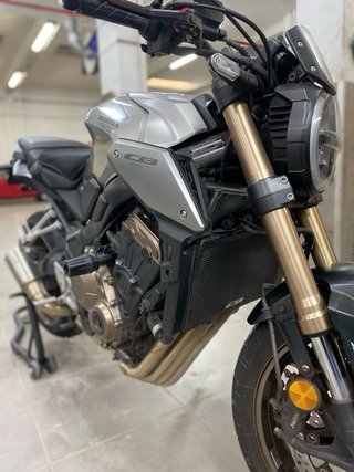 Honda CB650R gris/dorado 95cv