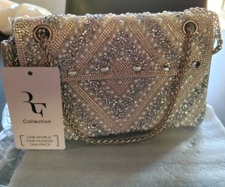 Bolso de fiesta plateado y blanco con pedrería.