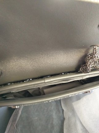 Bolso de fiesta plateado y blanco con pedrería.