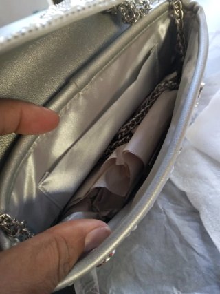 Bolso de fiesta plateado y blanco con pedrería.