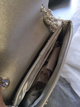 Bolso de fiesta plateado y blanco con pedrería.