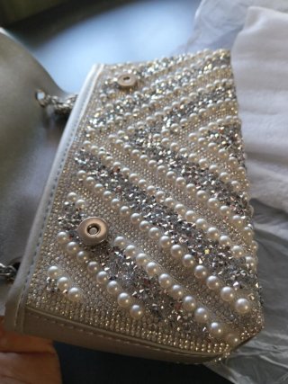 Bolso de fiesta plateado y blanco con pedrería.