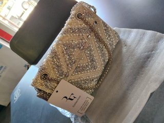 Bolso de fiesta plateado y blanco con pedrería.