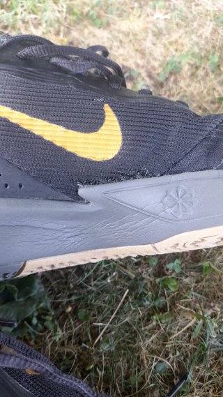 Nike Precision 7 Scarpe da Basket Nere e Oro