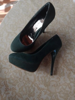 Zapatos de tacón verde ante