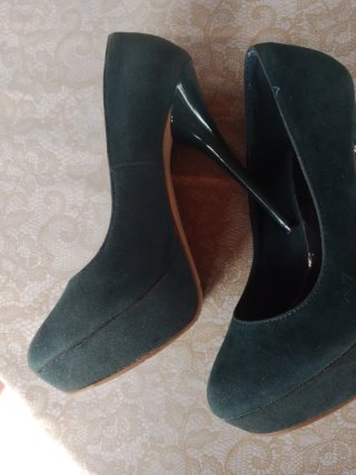 Zapatos de tacón verde ante