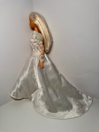 Barbie Novia con vestido de cola larga