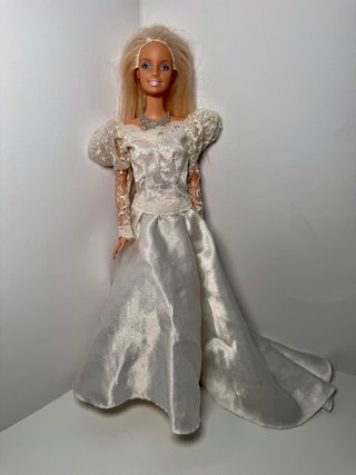 Barbie Novia con vestido de cola larga