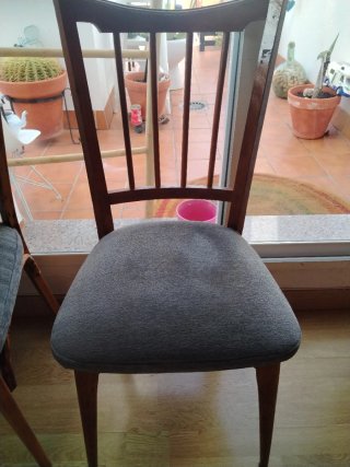Juego de 2 sillas de madera y tela recién tapizada