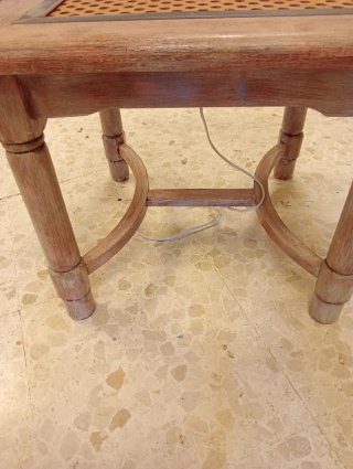 Mesa auxiliar de madera con luz
