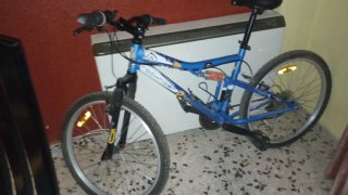 Bicicleta de montaña azul