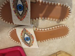 Chancletas con ojo turco bordado
