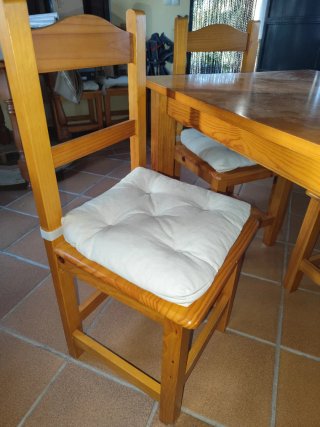 Mesa de salón, 6 sillas y mesa baja.
