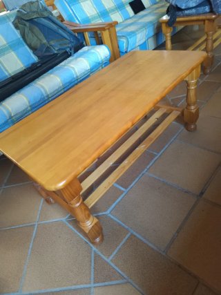 Mesa de salón, 6 sillas y mesa baja.
