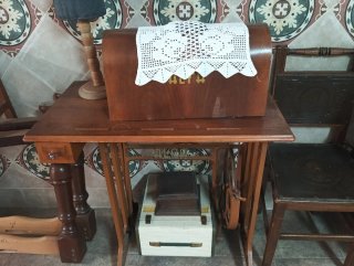 Máquina de coser antigua de madera