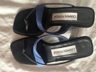 Zapatos de tacón Carmen Poveda negros y azules