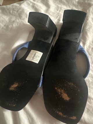Zapatos de tacón Carmen Poveda negros y azules